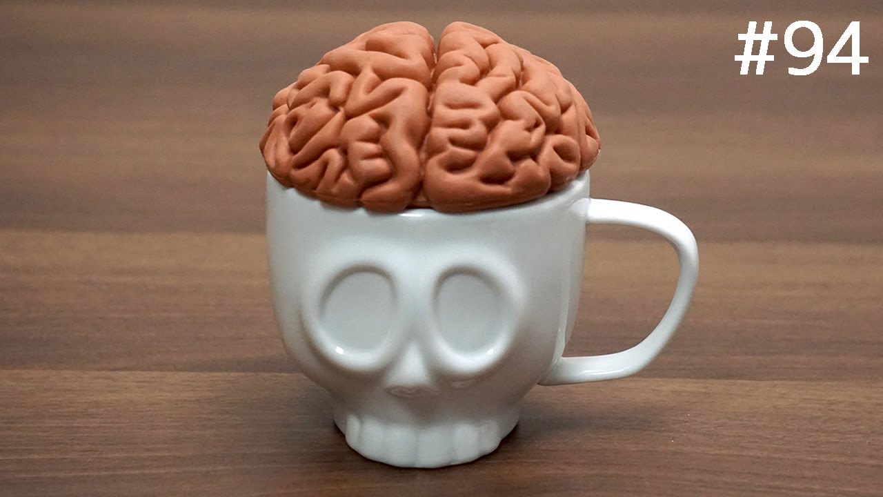 脳みそ付きドクロマグカップ。It is a skull design mug with brain's