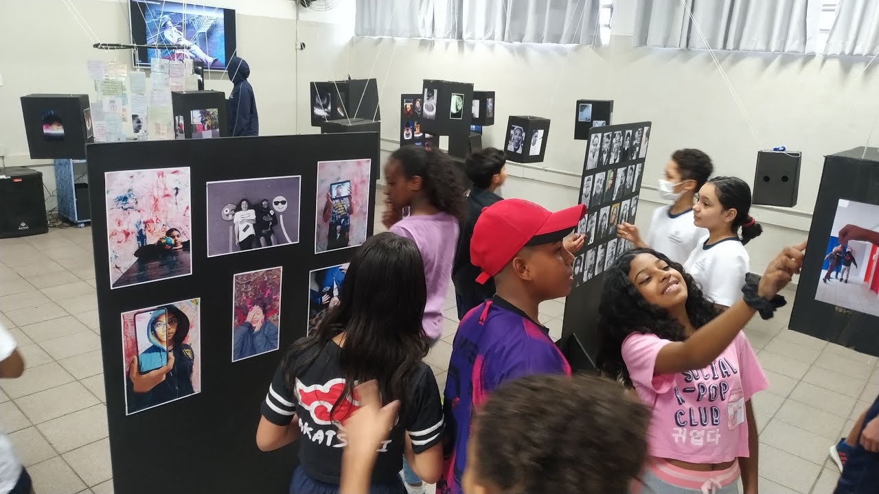 Visitação da exposição fotográfica na escola - YouTube