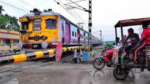 Toto & Biker Waiting at Railgate For Speedy EMU & MEMU Trains Skip | EMU & MEMU Trains at Railgate