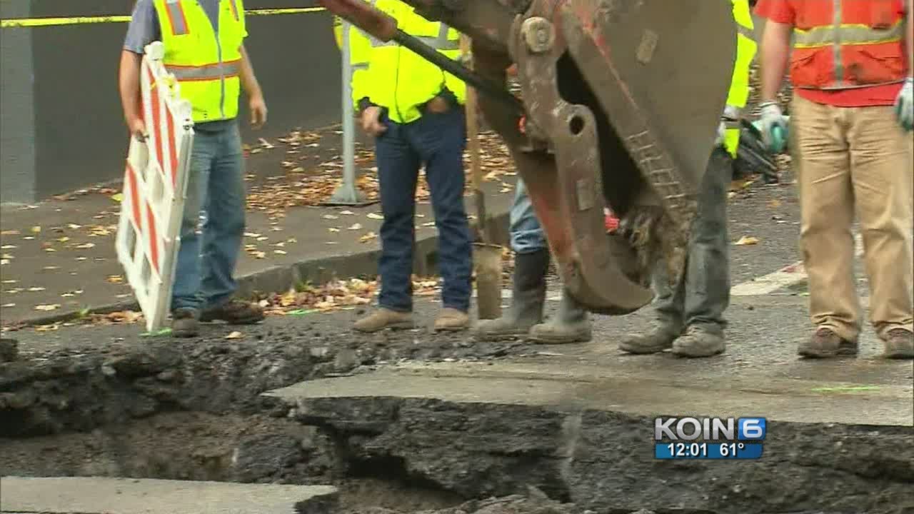Water main break floods NW 23rd Place - YouTube
