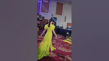 فرحة الاب ببنته احمد زاهر يصور ليلي زاهر لتكريمها عن مسلسل اعلي نسبة مشاهدة 