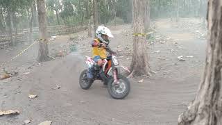 Kevin naik motor trail mini
