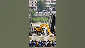 Excavator Falls into River, Splashing Water Makes You Panic!