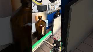 Round bottle sticker labeling machine