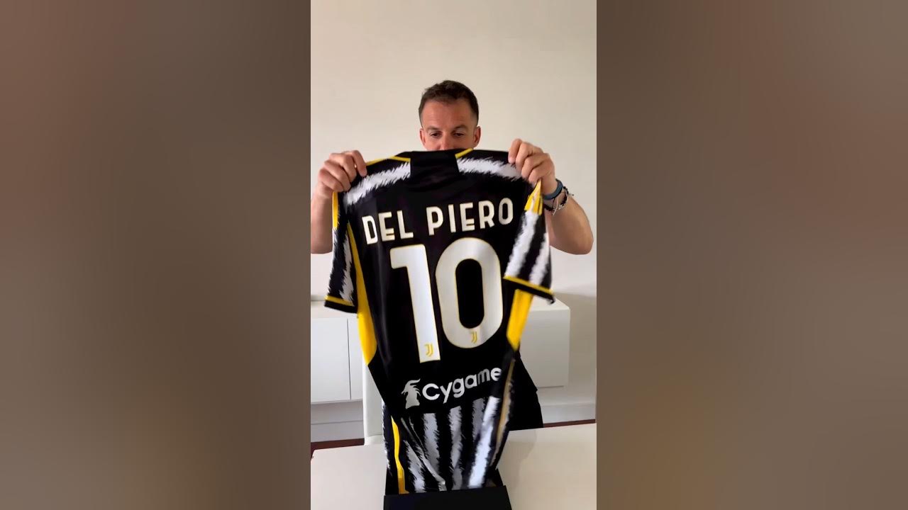 Del Piero con la nuova Maglia della Juventus 2023/2024 