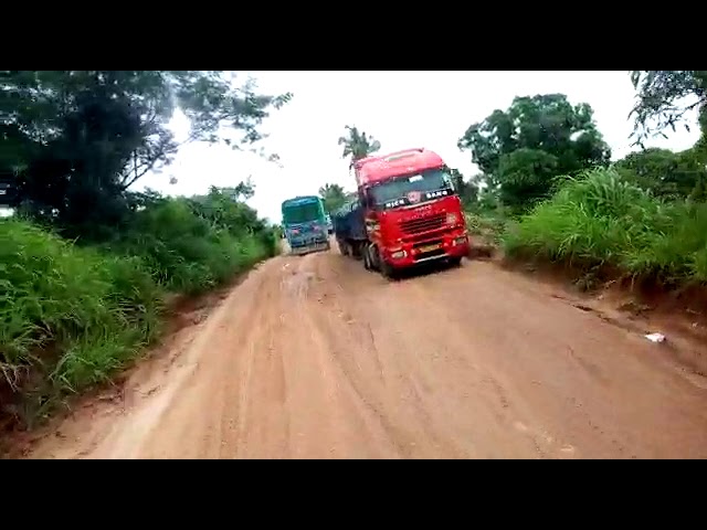 Tazama Mabasi ya Kusini yakipita rough road huku yakisalimiana na malori class=