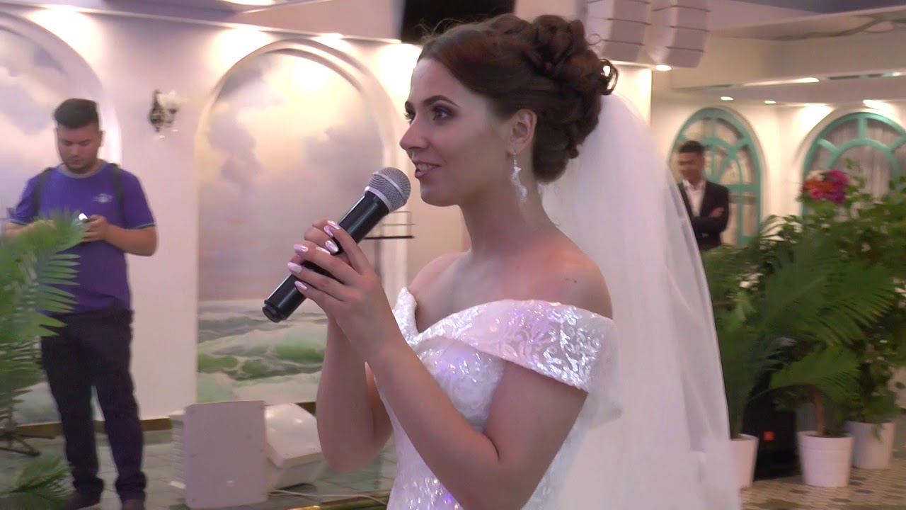 Жених поют на свадьбе