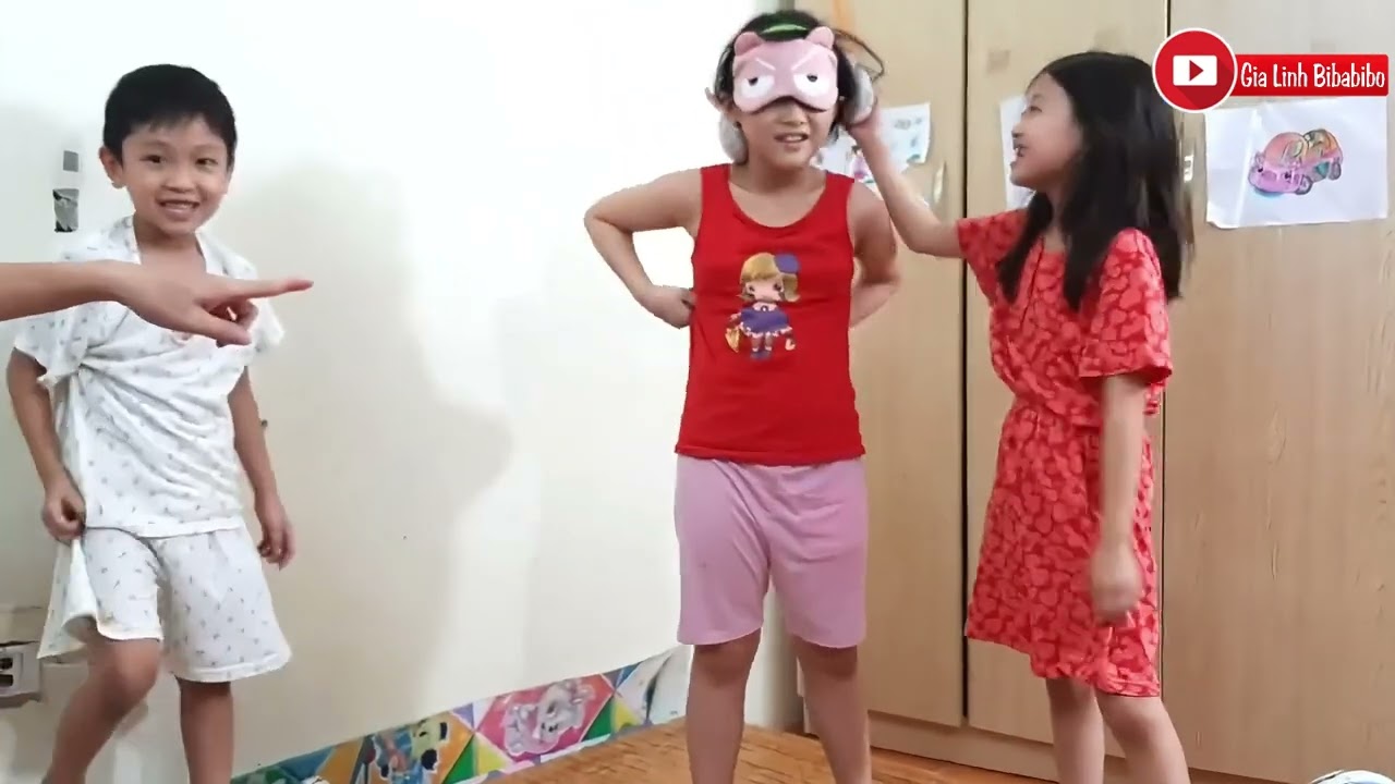 Gia Linh em Cò Gold Sea và Hải An chơi Bịt mắt bắt người