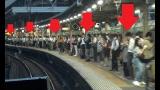 神奈川県に行かない列車の到着でホームで待つ通勤客の視線が冷めている東京駅～新橋駅間を走行する上野東京ライン常磐線上りE531系の前面展望