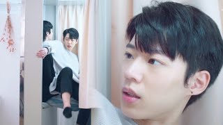 Il plaisantait avec son crush dans la cabine, mais tomba dans ses bras. L'ambiance devint ambiguë!