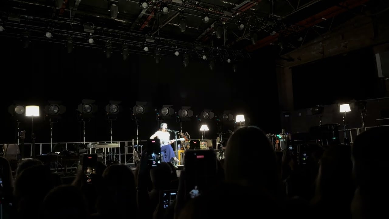 Lizzy McAlpine - "Apple Pie" (Manchester, October 27th 2024)