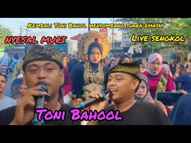 LIVE TONI BAHOLL || KEMBALMENYUMBANG SUARA EMASNYA DI MUSIK JALANAN NEW SAMBA,LIVE SENGKOL class=