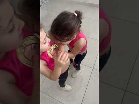 خناقة كبيرة بين التوأم وصلت للعض