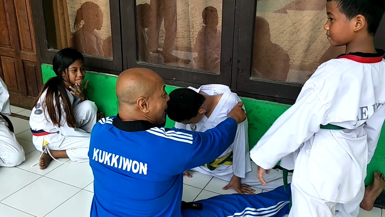 Latihan split harus tahan sakit....(3)