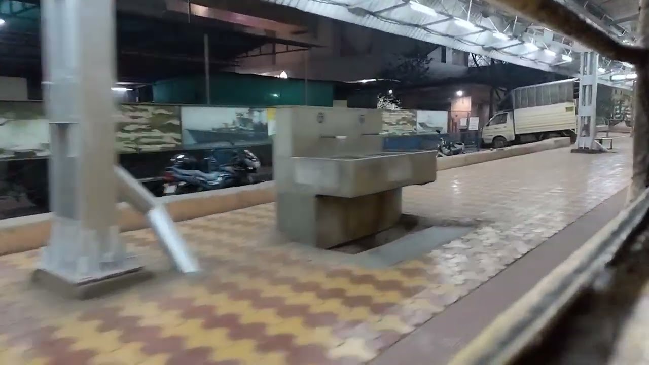 17318 Dadar Hubli express vaya Belgaum passing KHADKI Railway station 