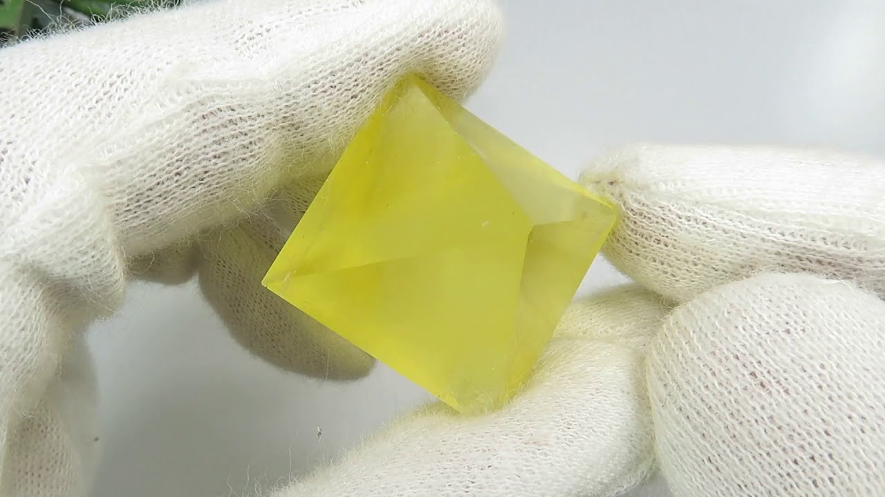 アメリカ産 八面体（へき開結晶）イエローフローライトのポリッシュ