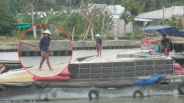 Ghe lúa.Sà lan chở khẩm tăng tốc vượt cống hấp dẫn tại cống ngăn mặn Trà Vinh