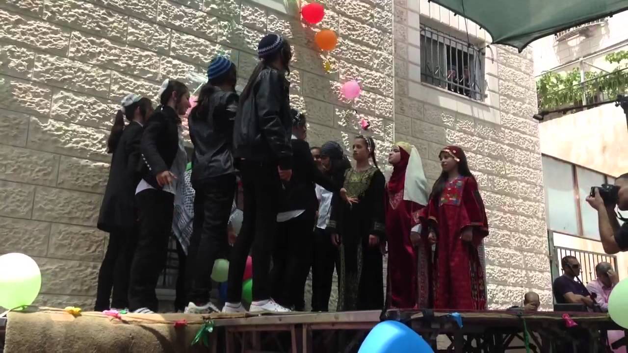 احتفال مدرسة سمهر الاساسية(فرقة الاعتصام) سابع (ج)