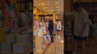 A Lover Of Books With So Many Choices Bill Clinton Sifts Through Many Books At A Hamptons Bookstore