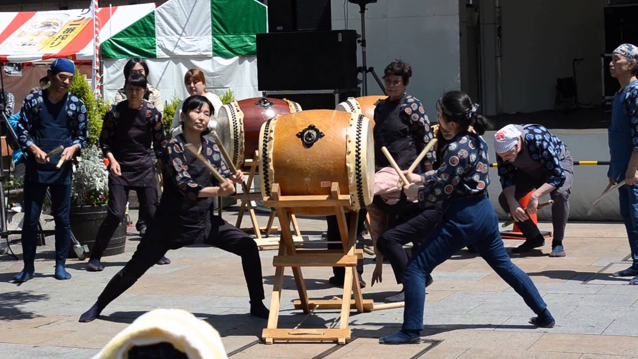 第58回赤羽馬鹿祭りにて 八丈太鼓の回し打ち YouTube