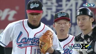 09/20 義大 vs Lamigo 七局上,鄭兆行擊出適時安打,帶有一分打點,並靠著趁傳攻占二、三壘