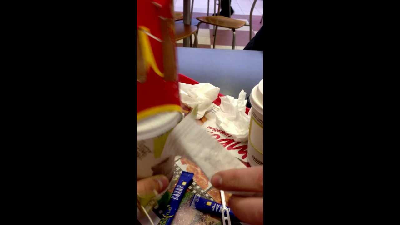 Злой стакан нюхает кокс / Angry Plastic Cup sniffing coke - YouTube.