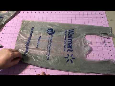 Come ripiegare i sacchetti di plastica della spesa per riporli facilmente