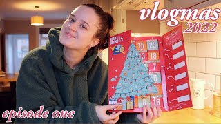 VLOGMAS // the first festive read + tea advent is back