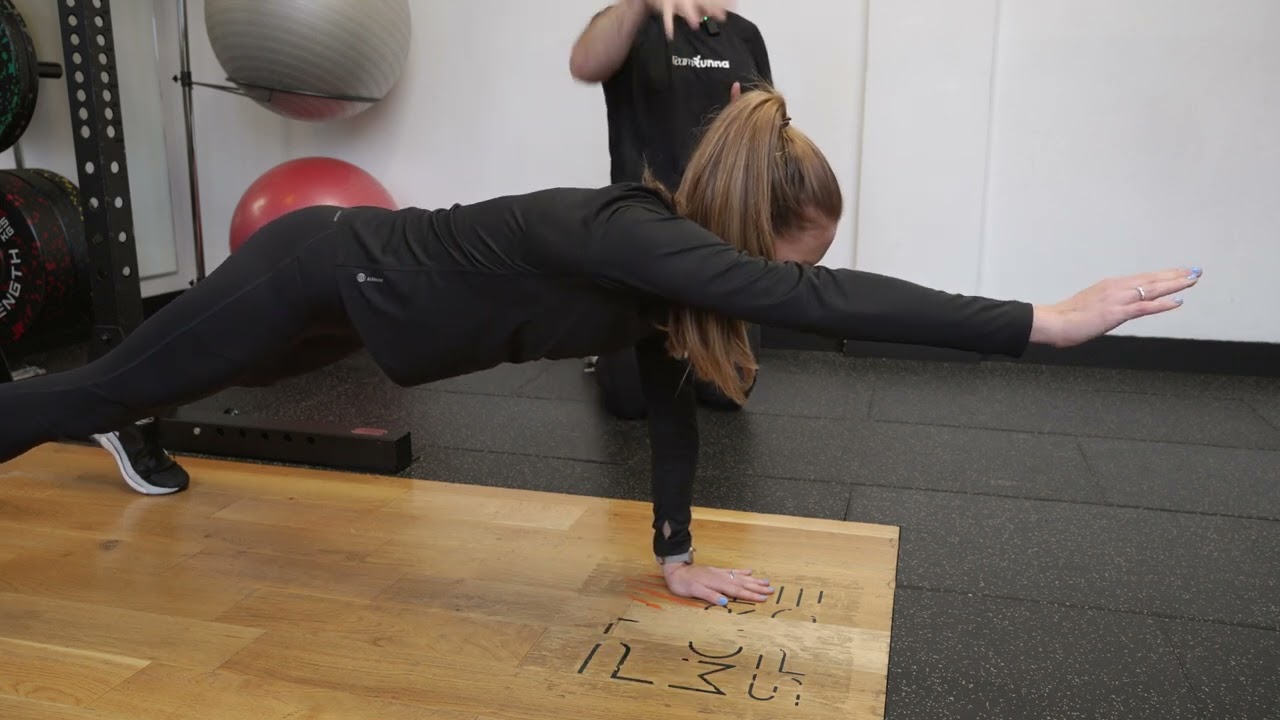 Учебное пособие по отжиманиям с выпрямлением одной руки — правильная форма и техника