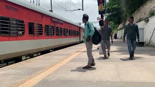 22686 Chandigarh Yeshwantpur Sampark kranti express arriving and departing from Pune 🚉 .