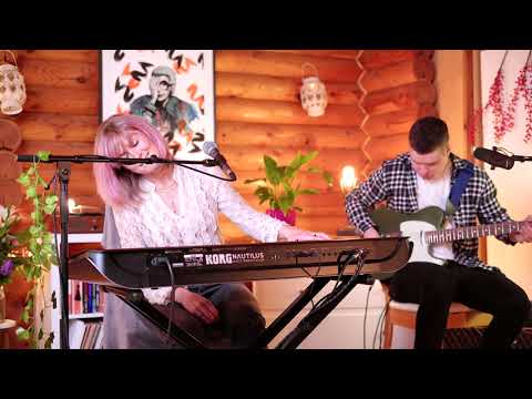 在 YouTube 上觀看「Megan O'Neill - You Against Me (Live at the Log Cabin)」