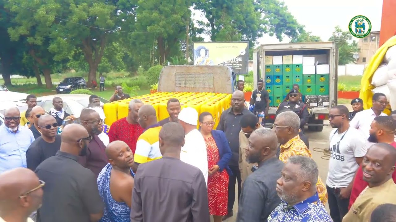 Video: Regional Minister leads Mayor of Accra, others to present food items to GTC ahead of #Homowo