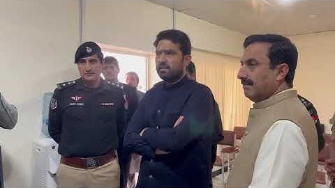Minister-president Sohail Afridi van KP bracht een verrassingsbezoek aan de politiebureaus van Pu...