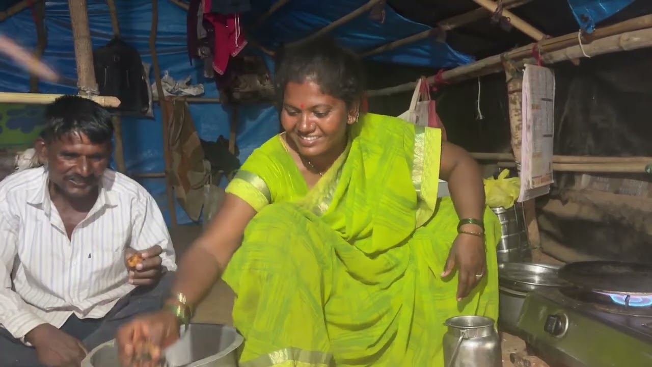 गरम गरम पोळ्या बनवल्या आन काय खायला संगम आई पापड दे भाजून तेलात नग 😱🙉