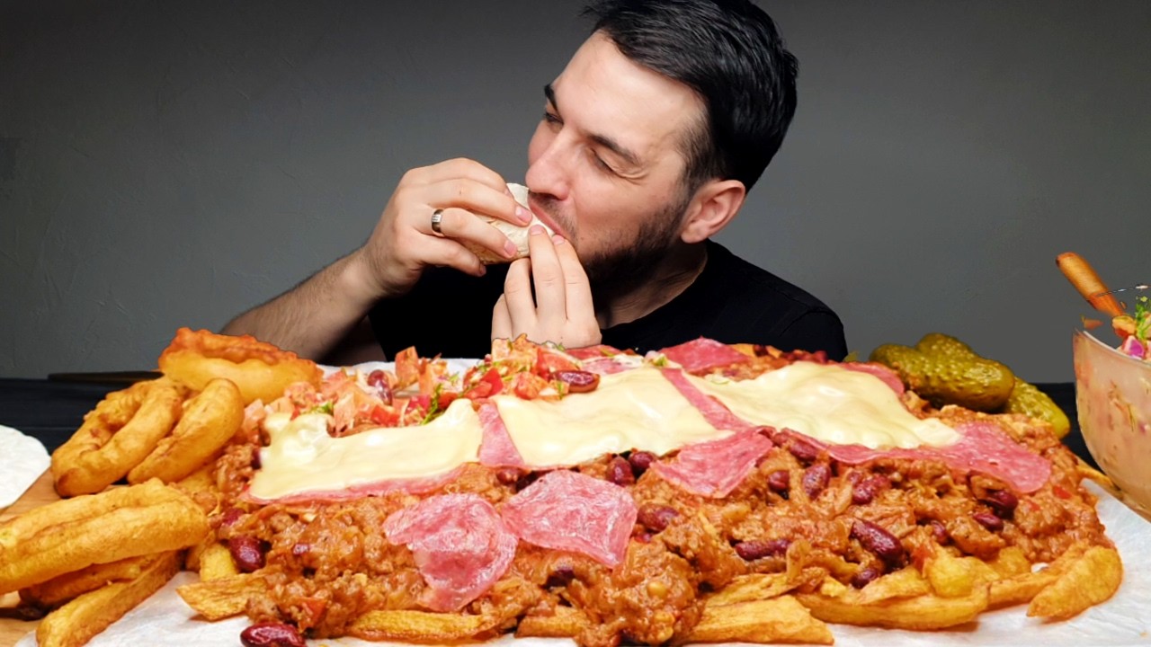 ASMR MUKBANG SPICY CHILI CHEESE FRIES SALAMI, AND ONION RINGS