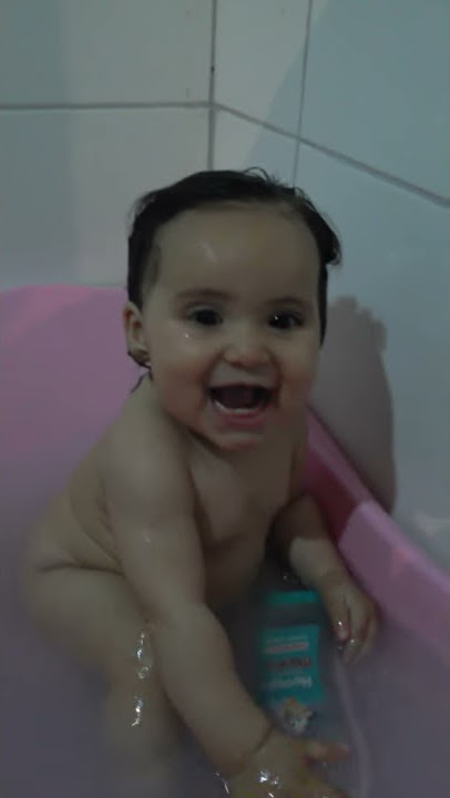 Renata tomando banho