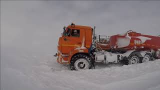 картинка: как складывается камаз с грузом? Зимник 2022, бездорожье Усинска. вьюга, разлитое море