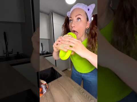 🥪КОГДА МАМА НЕ РАЗРЕШАЕТ ВЫБРАСЫВАТЬ КОРОЧКУ ХЛЕБА🤣 #есения #eseniya #яжмать #ржака #жизненно