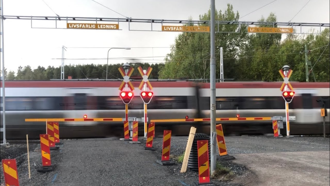 *Upgraded!* Swedish railroad crossing / Järnvägsövergång i Främbyvägen, Falun