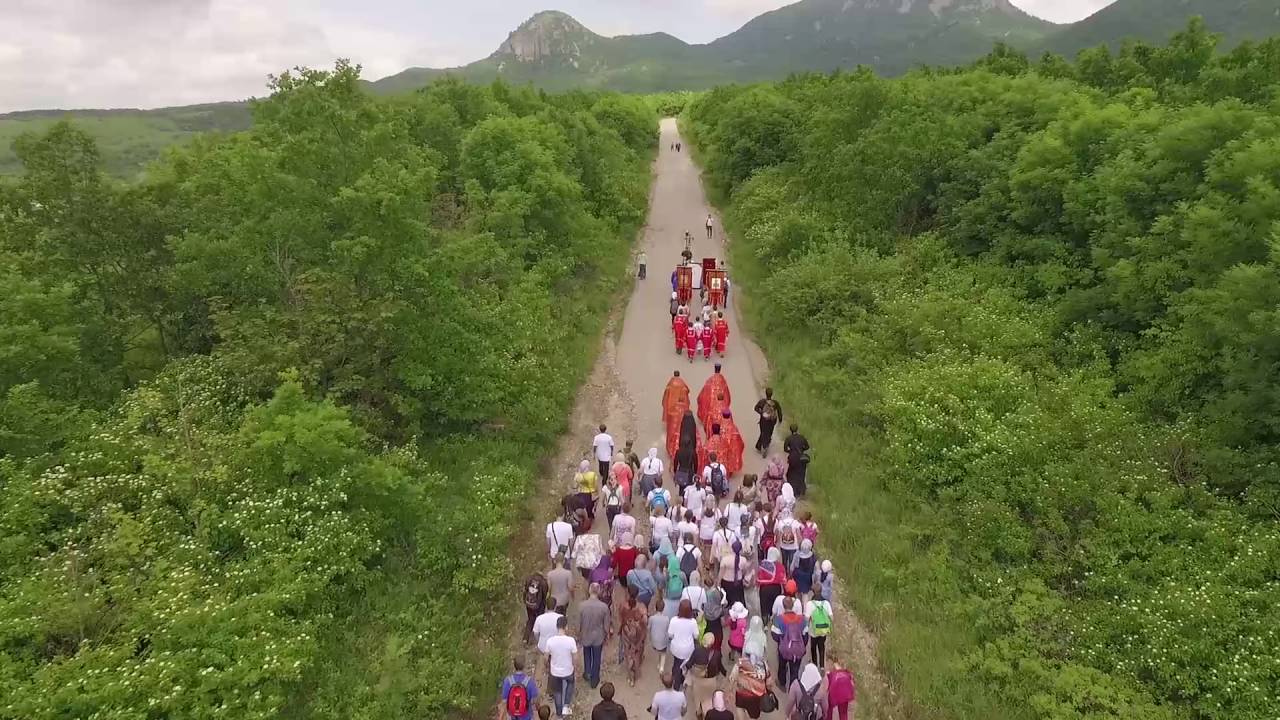 Ощетинилась дорога крестами