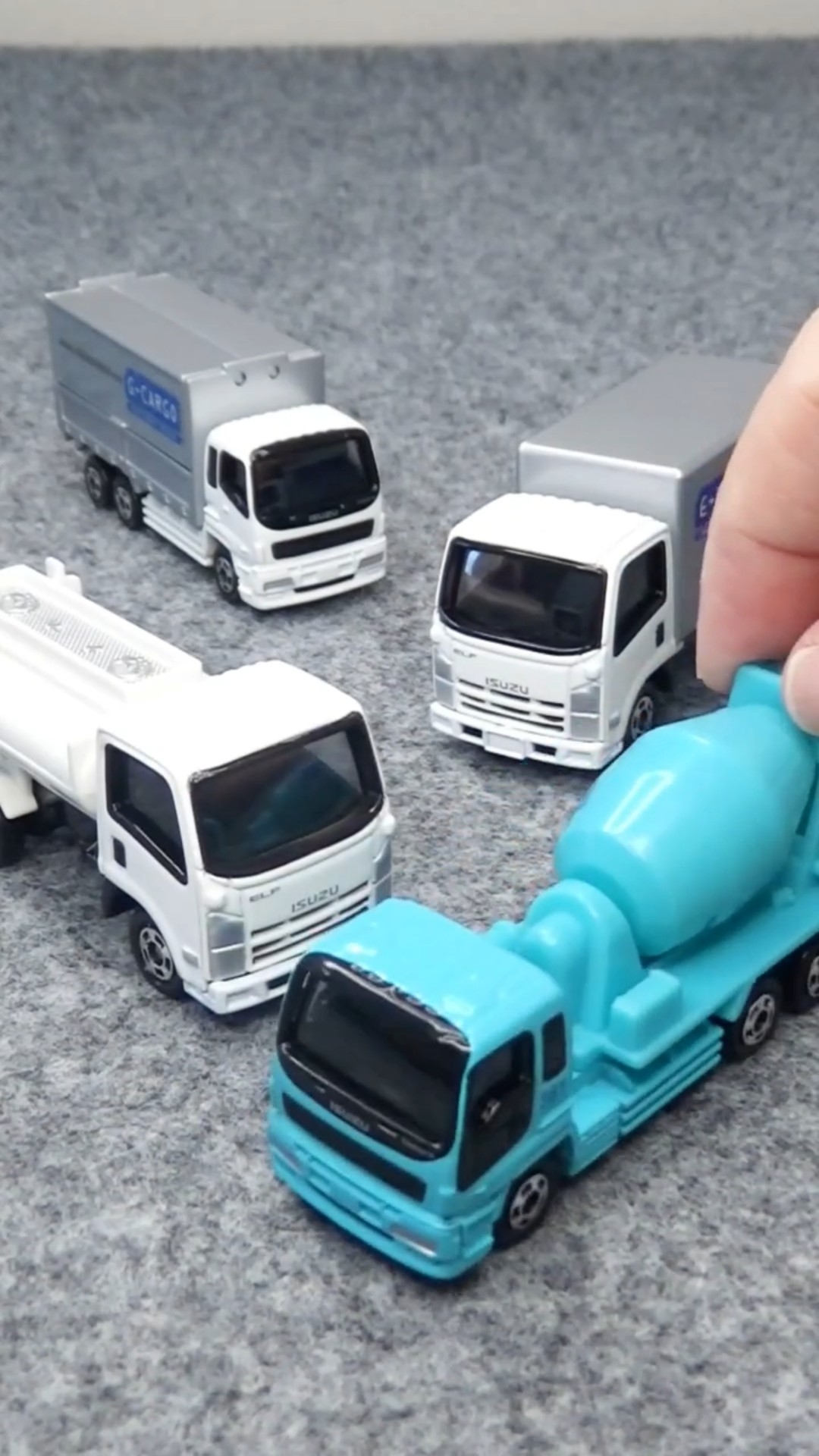 Isuzu is here! Unboxing the Tomica set 