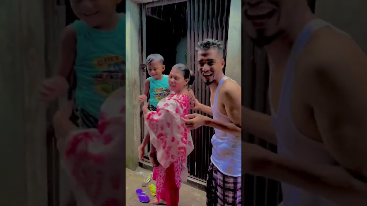 অনেক দিন পর ফ্যামেলির সবাই মিলে বৃষ্টিতে ভিজলাম।