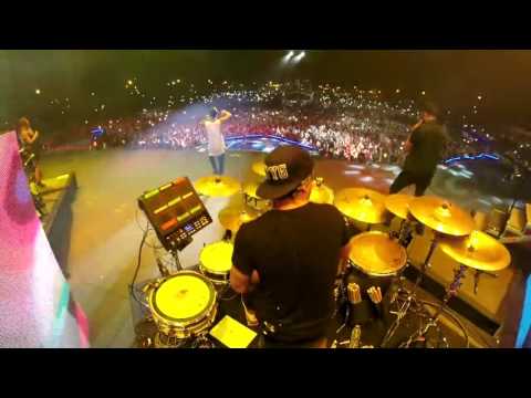 El baterista de Maluma Tocando Party animal en Argentina Rio Negro