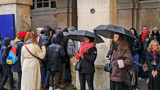 IDIOT TOURISTS INVADE the arches - POLICE quickly respond on a rainy day at Horse Guards!