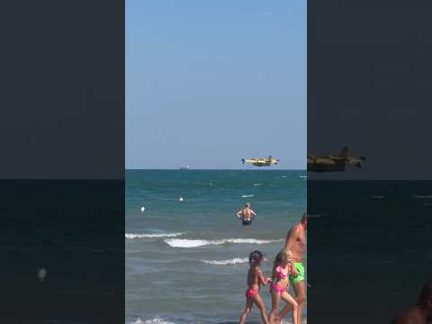 Canadair in azione a Manfredonia per spegnere un incendio in corso a San Giovanni Rotondo