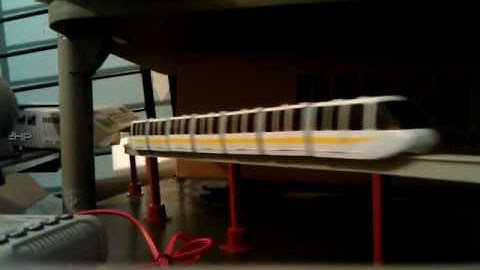 E-R Models Monorail (Yellow Stripe)