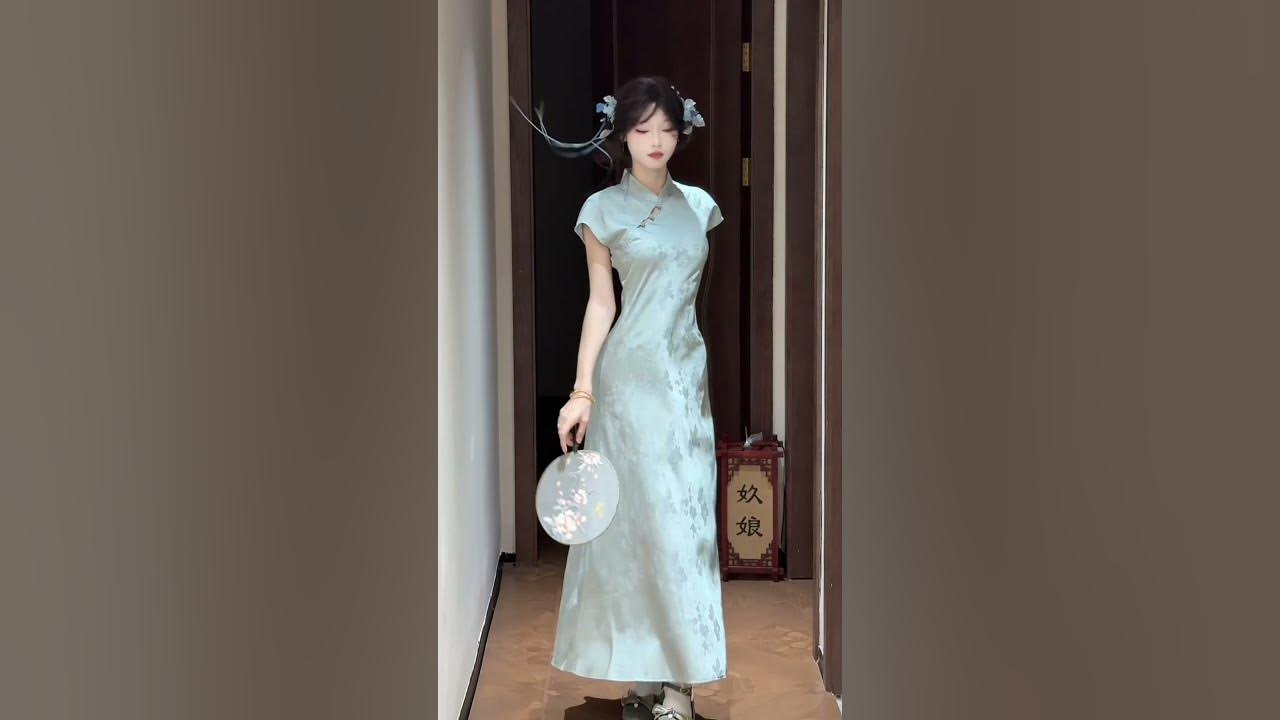 ”In a graceful blue, the虞美人with icy skin and jade-like bones...” Full of a cold and clear feeling.