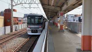 五反野駅を発車する13000系13123F