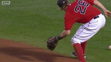 NYY@BOS: Fielding error allows McCann to score