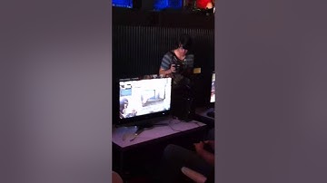 Zachary Levi playing Gears of War 3